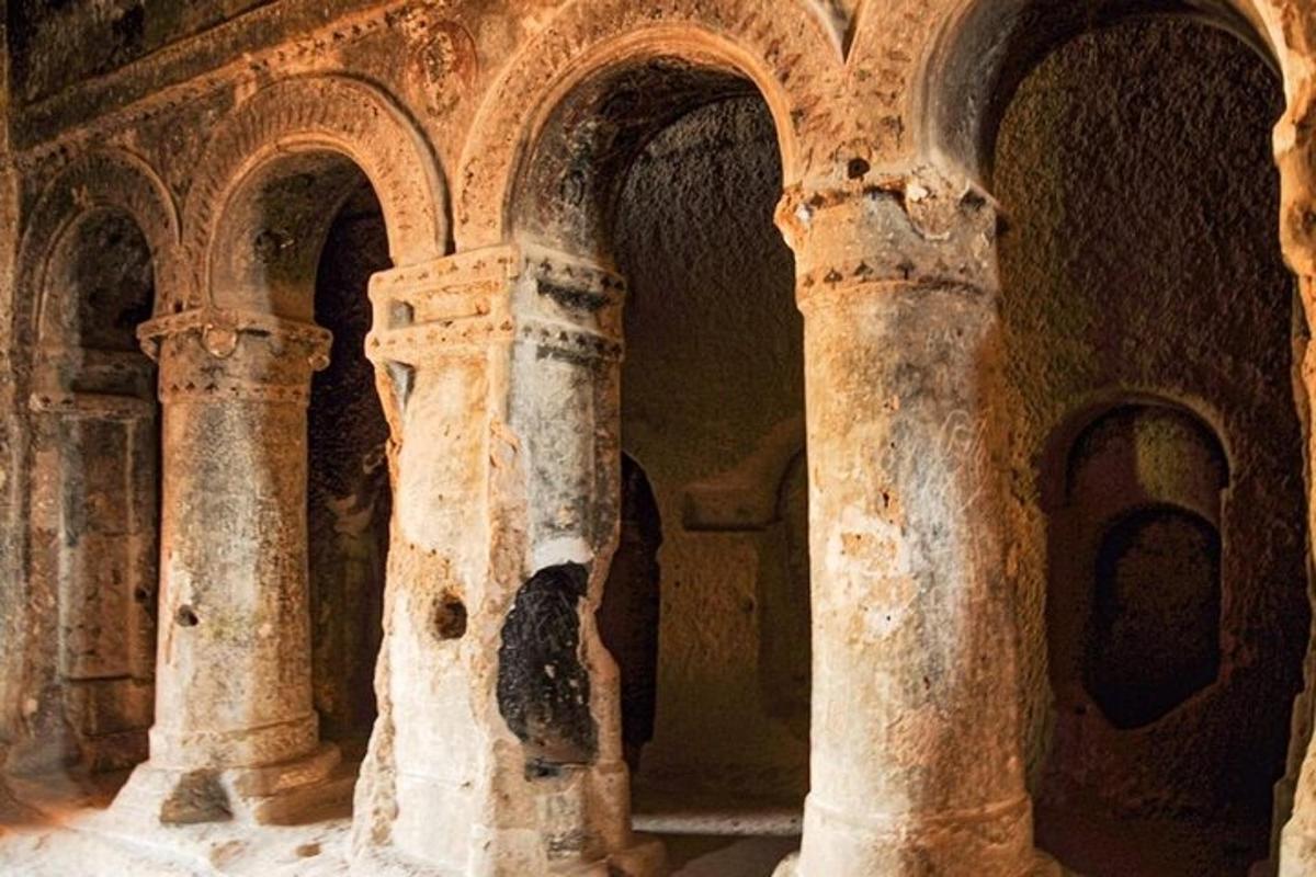 ένα παλιό πέτρινο κτίριο με κολώνες και καμάρες