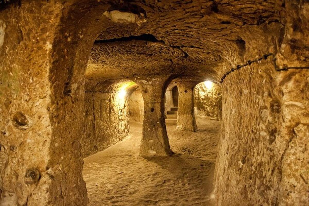 un tunel de piatră cu lumini într-o peșteră