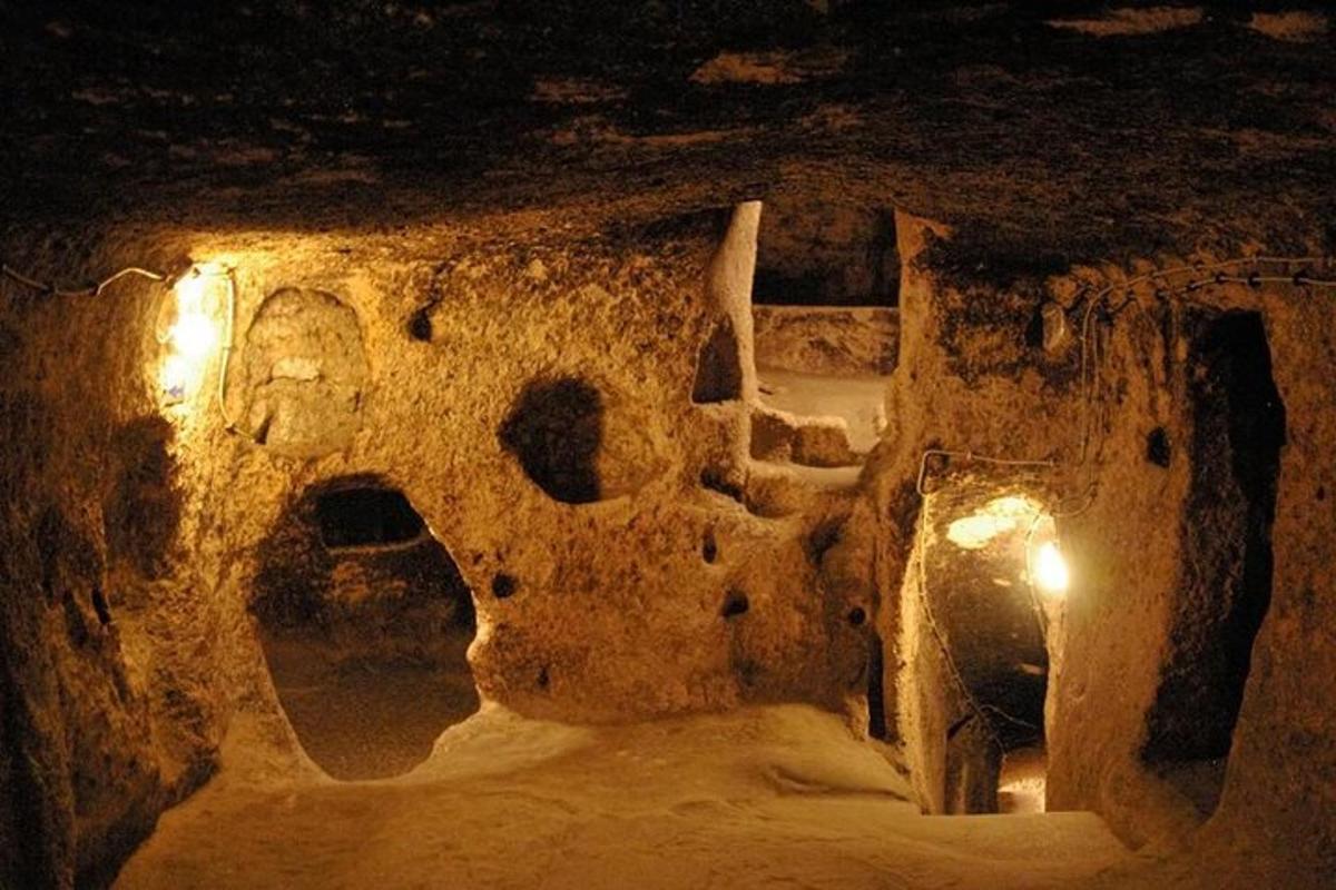 μια σπηλιά με πέτρινο τοίχο τη νύχτα