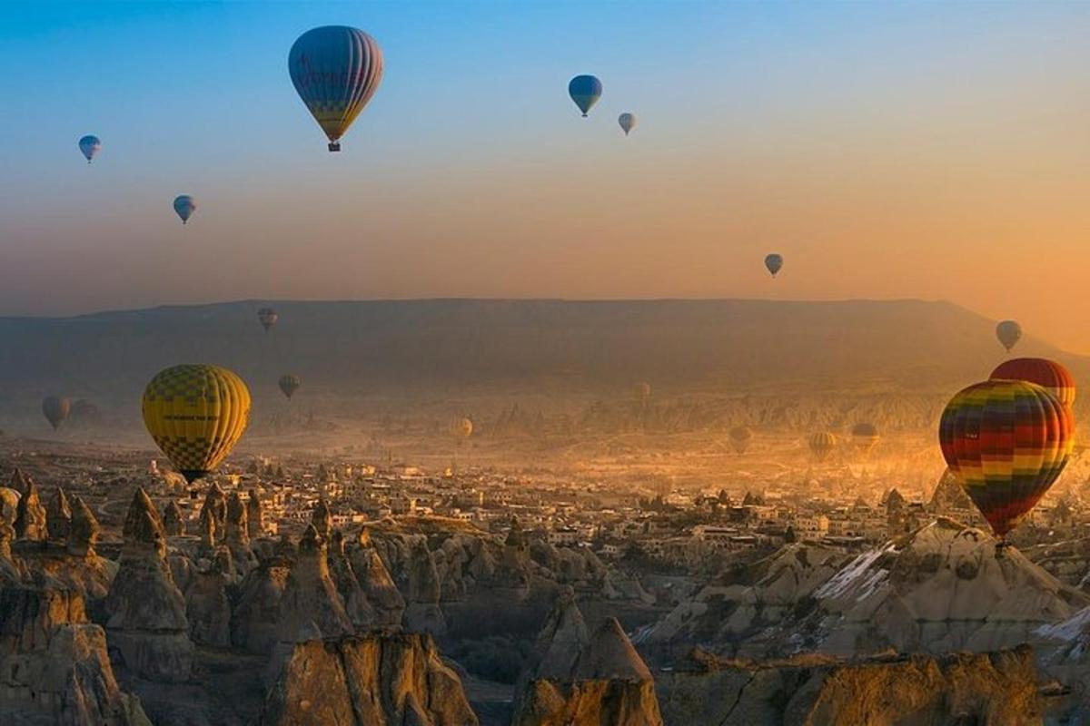 un gruppo di mongolfiere che sorvolano una città