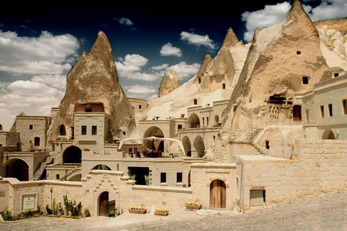 un grande edificio con un mucchio di edifici
