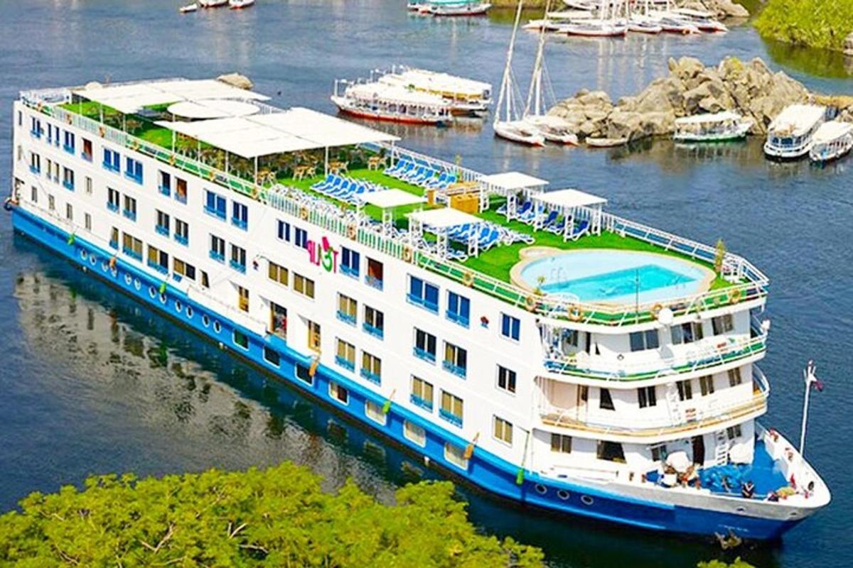 una grande nave da crociera in acqua con una piscina