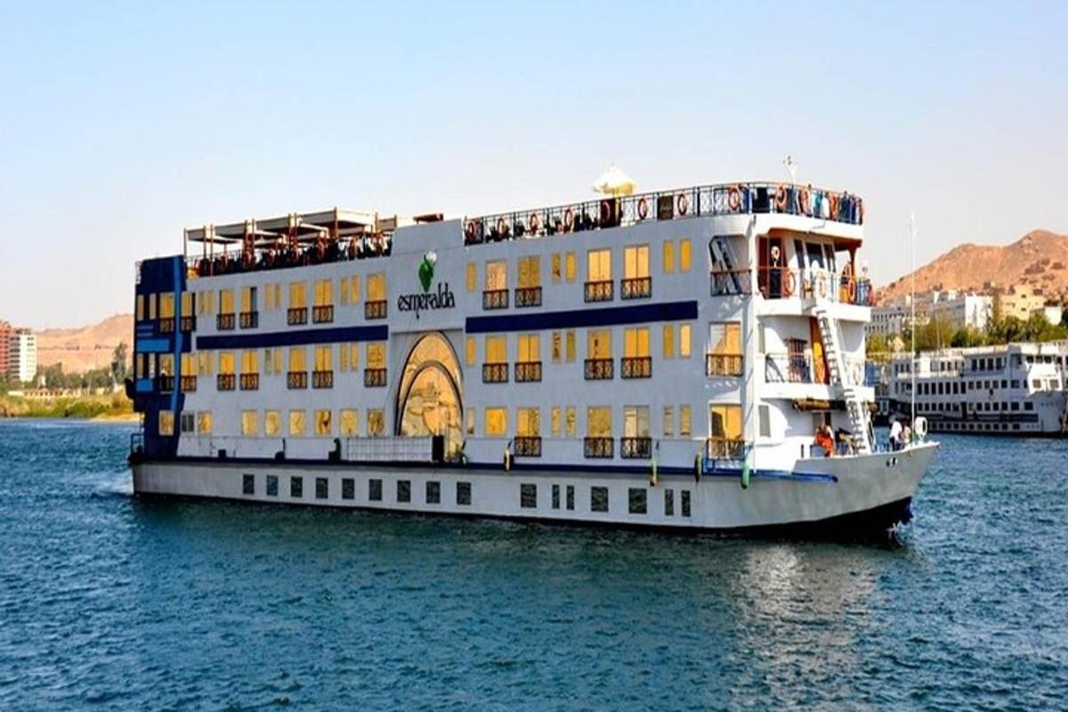 Un gran barco en el agua con un edificio.