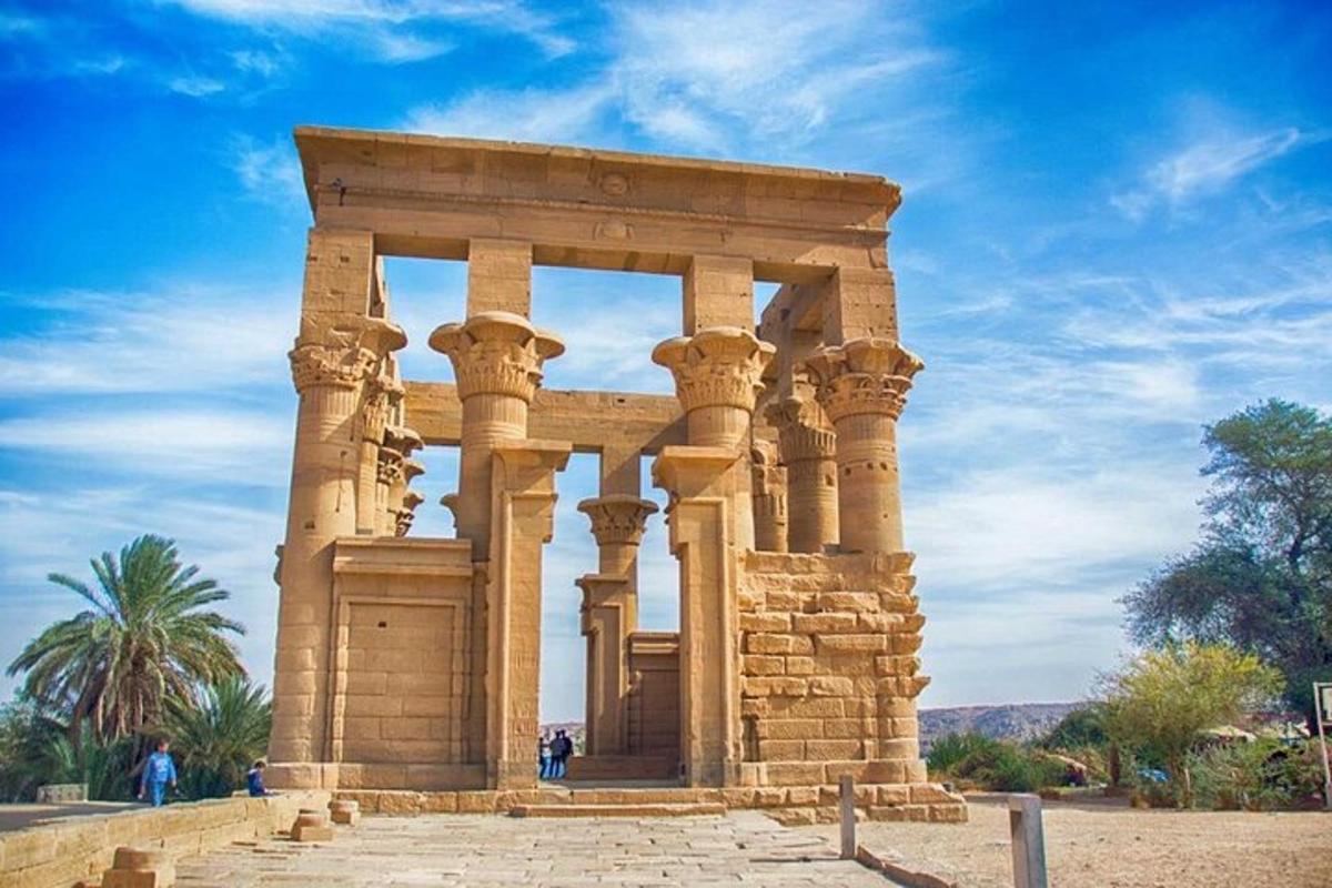 Un antiguo templo en un desierto con un cielo azul.