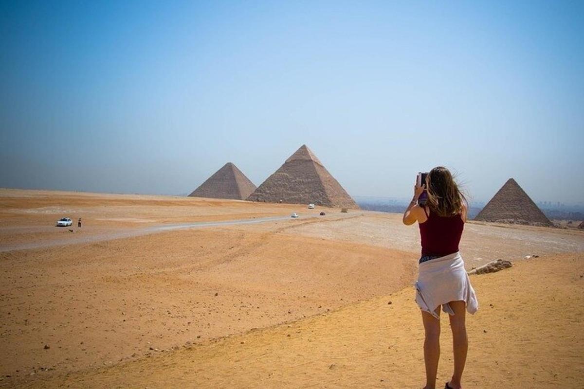 une femme prenant une photo des pyramides