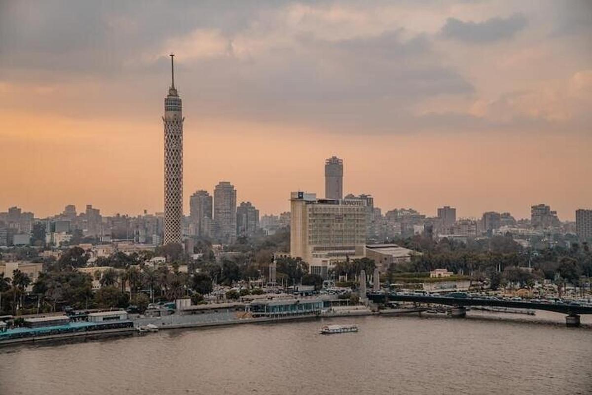 una vista di una città con un fiume e un ponte