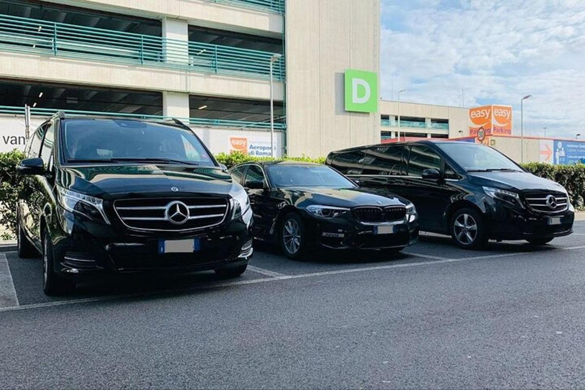 kolm autot pargitud hoone ees asuvale parklale