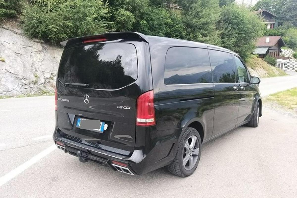 must kaubik pargitud parklasse