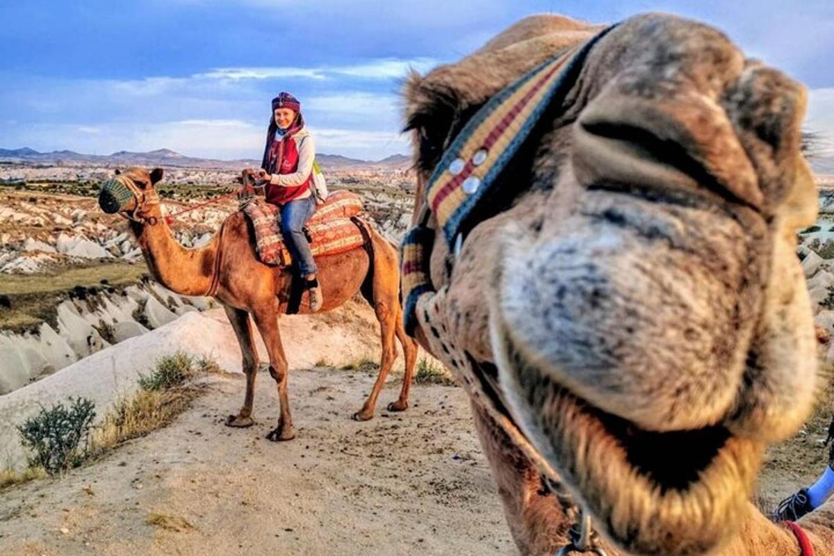 una donna a cavallo di un cammello nel deserto