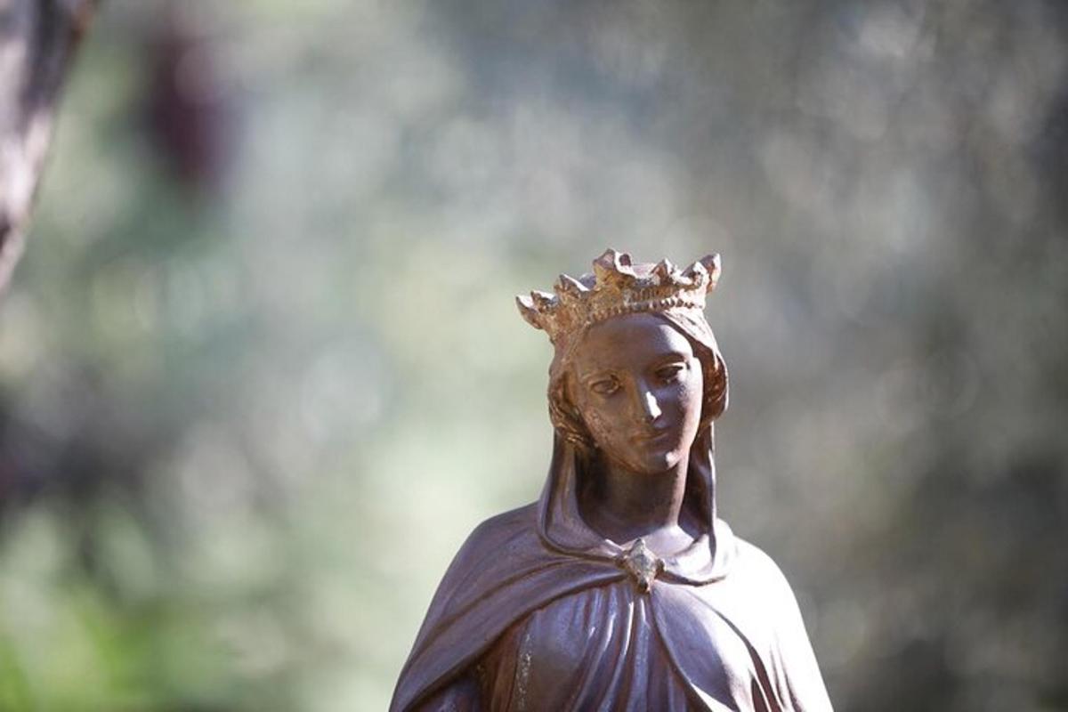 una statua di una donna che indossa una corona in testa