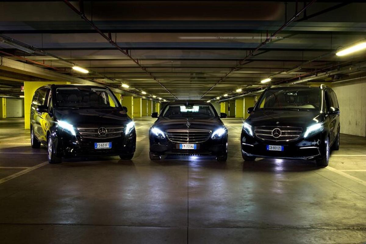 három autó parkol egy parkolóházban