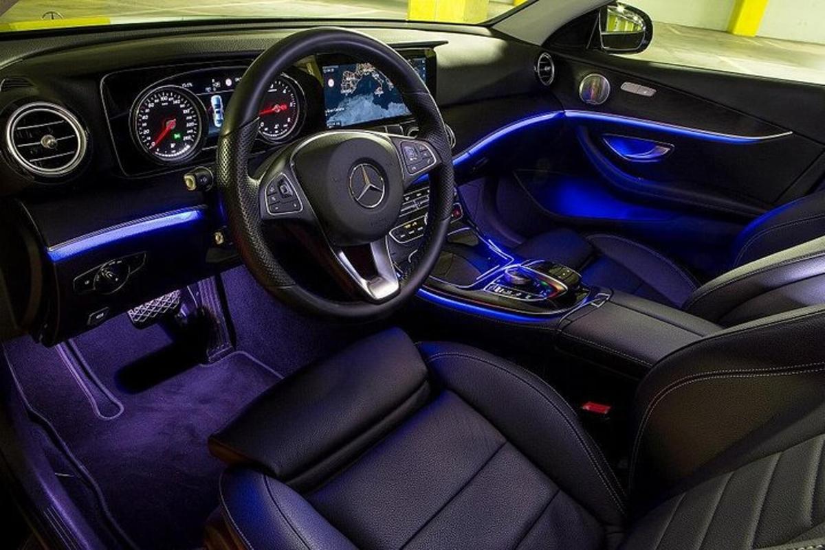 Útsýni yfir stjórnklefa Mercedes Benz bíls