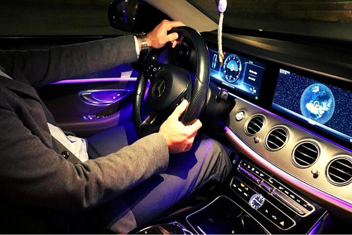 một người lái xe bằng vô lăng