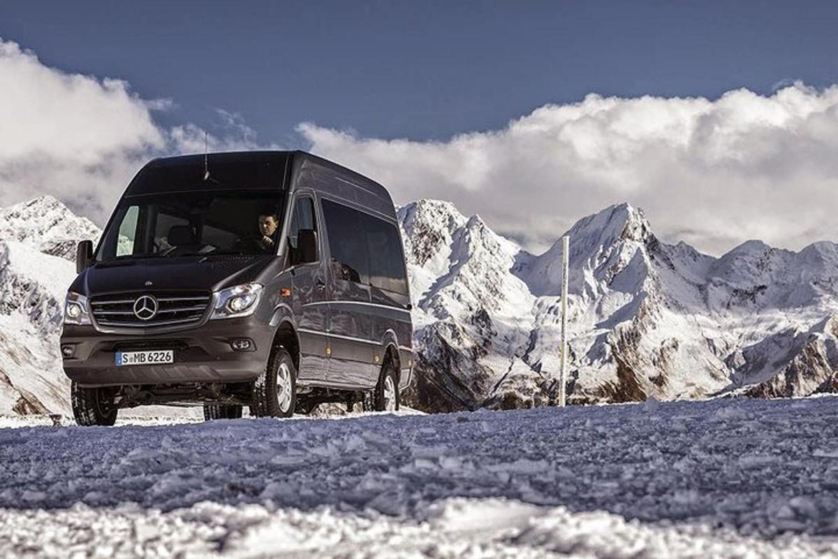 ein vor einem schneebedeckten Berg geparkter Lieferwagen