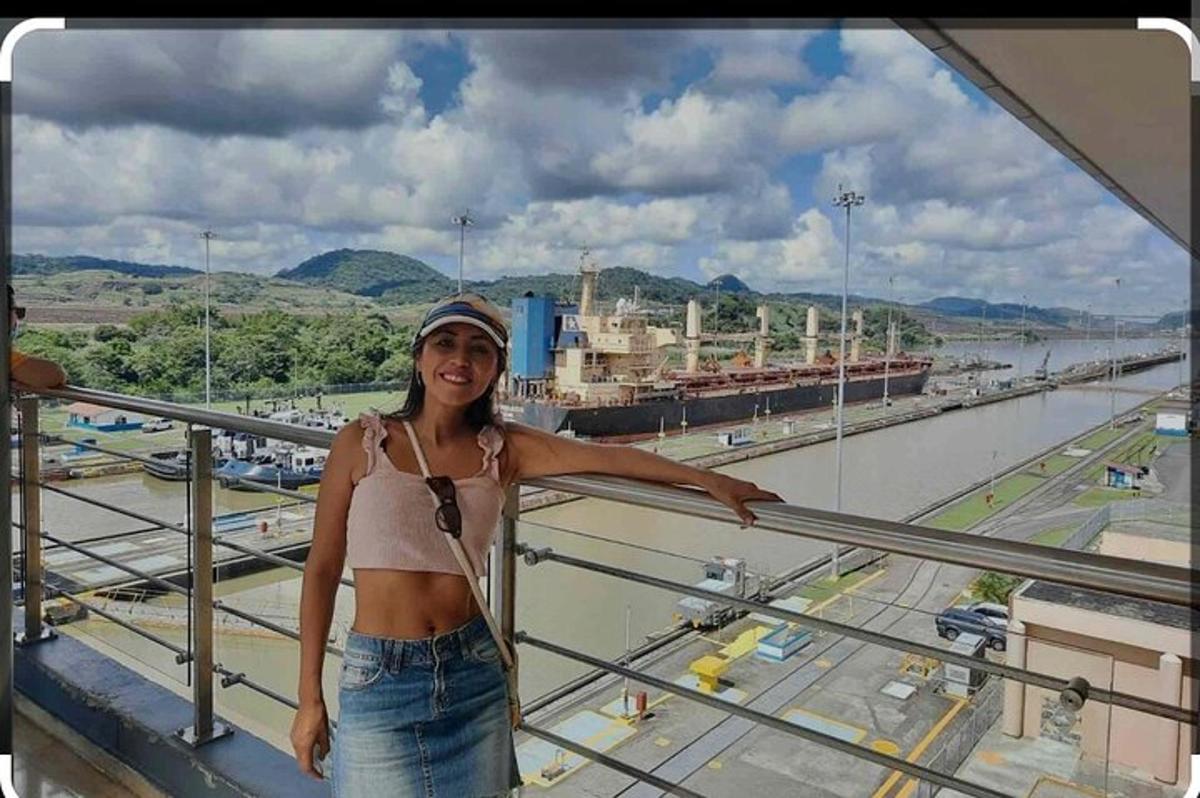 sieviete stāv uz balkona ar skatu uz upi