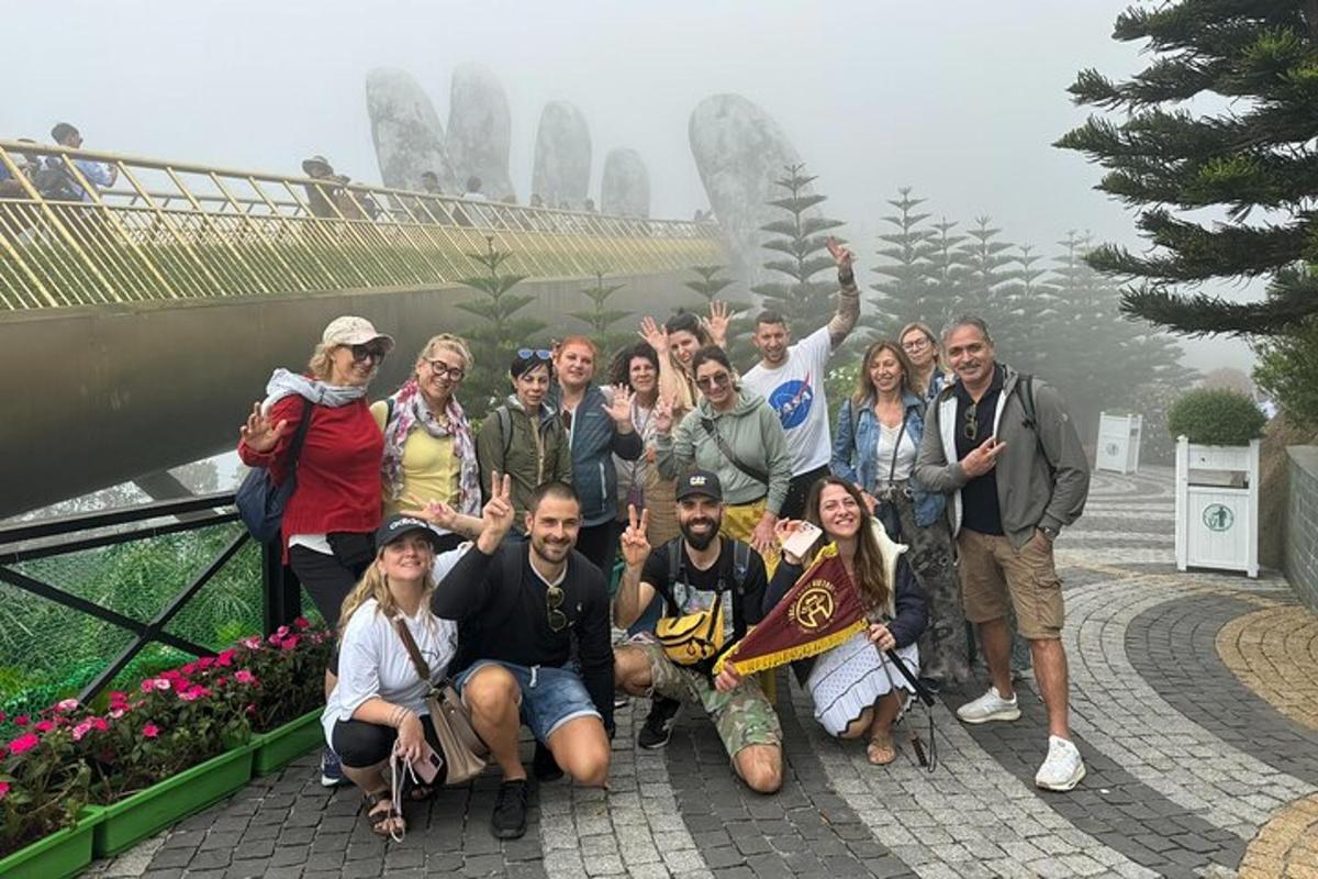 un groupe de personnes posant pour une photo sur un pont