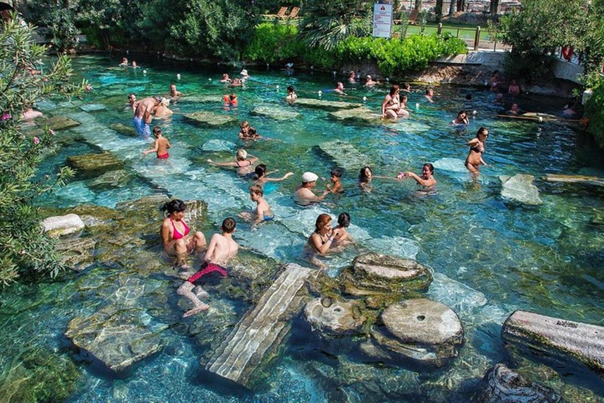 skupina lidí plavajících v bazénu