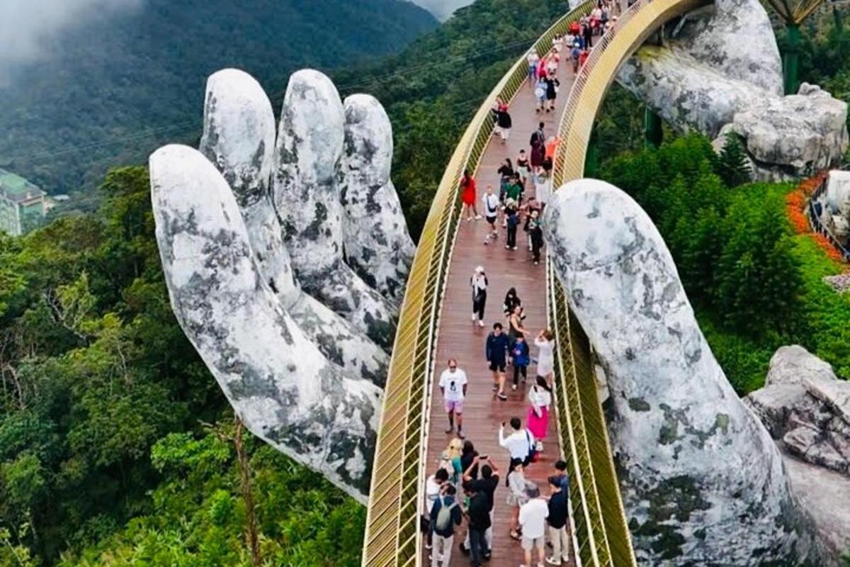 một nhóm người đang đi trên cầu bằng một bàn tay