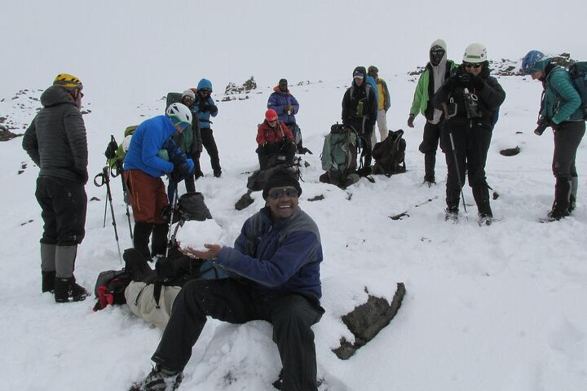 en gruppe mennesker som står i snøen