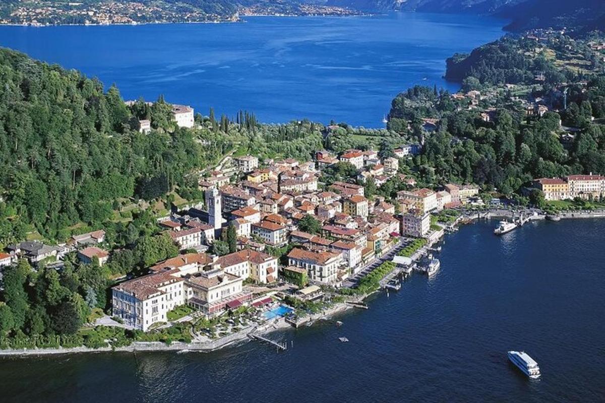 o vedere aeriană a unui orășel pe malul unui lac