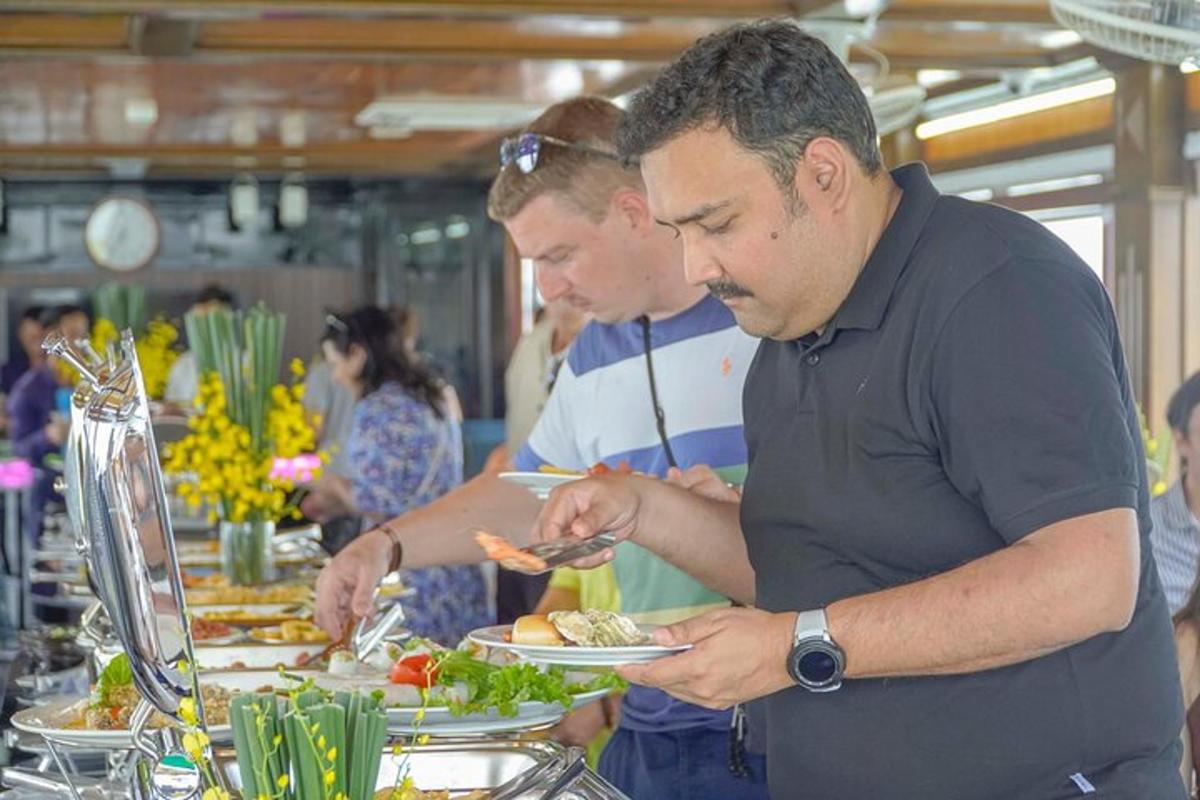 两名男子正在自助餐厅提供食物
