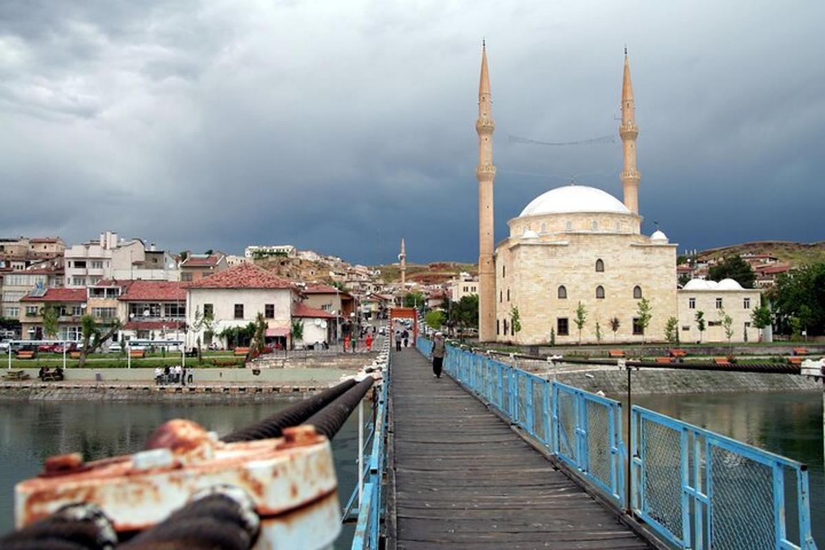 un ponte sopra uno specchio d'acqua con una moschea