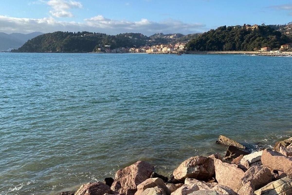 uma vista de um grande corpo de água com pedras