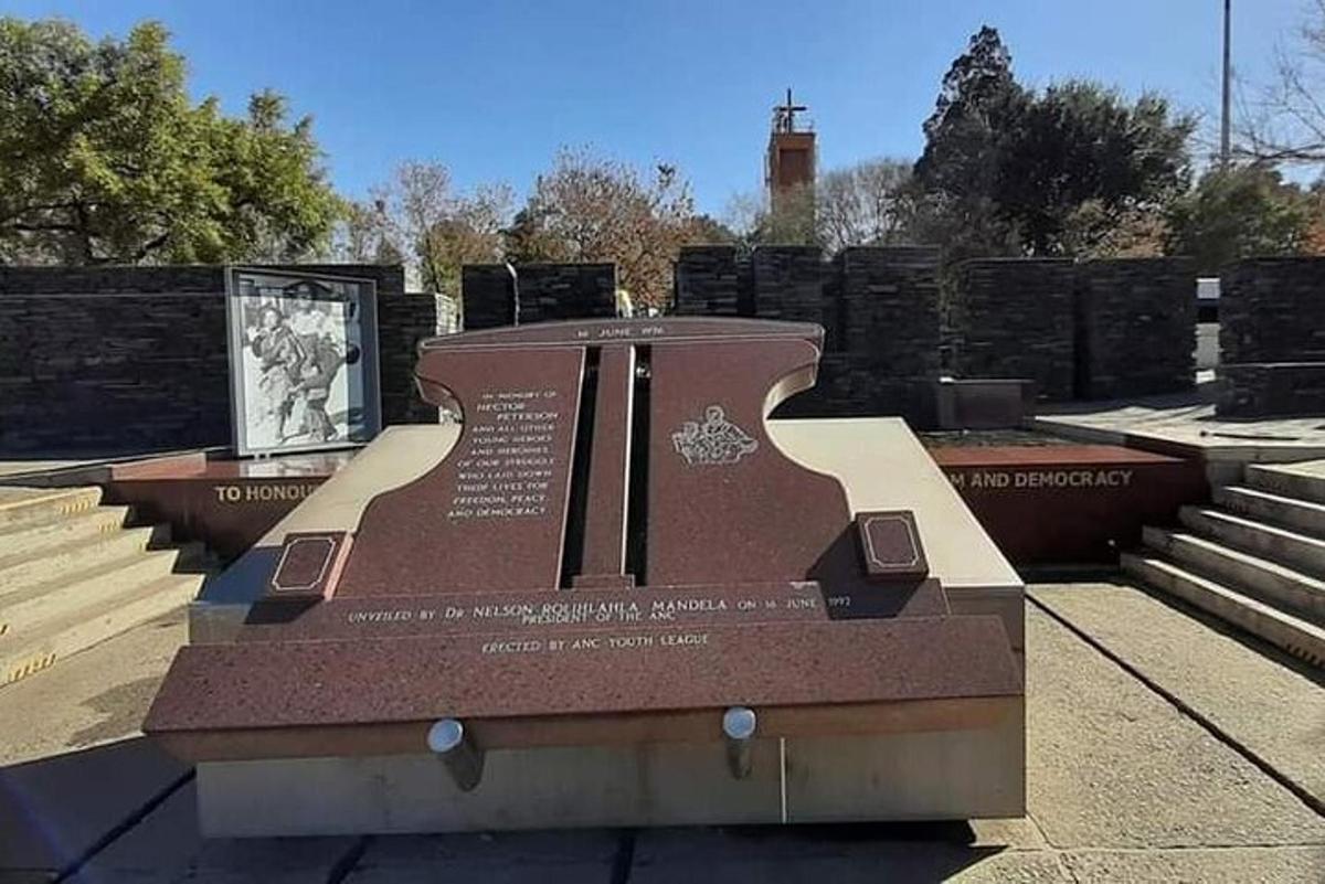ein Denkmal in einem Park mit Treppen im Hintergrund