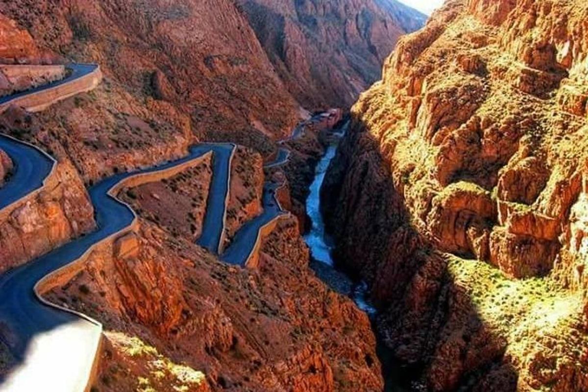 utsikt over en canyon med en elv i den