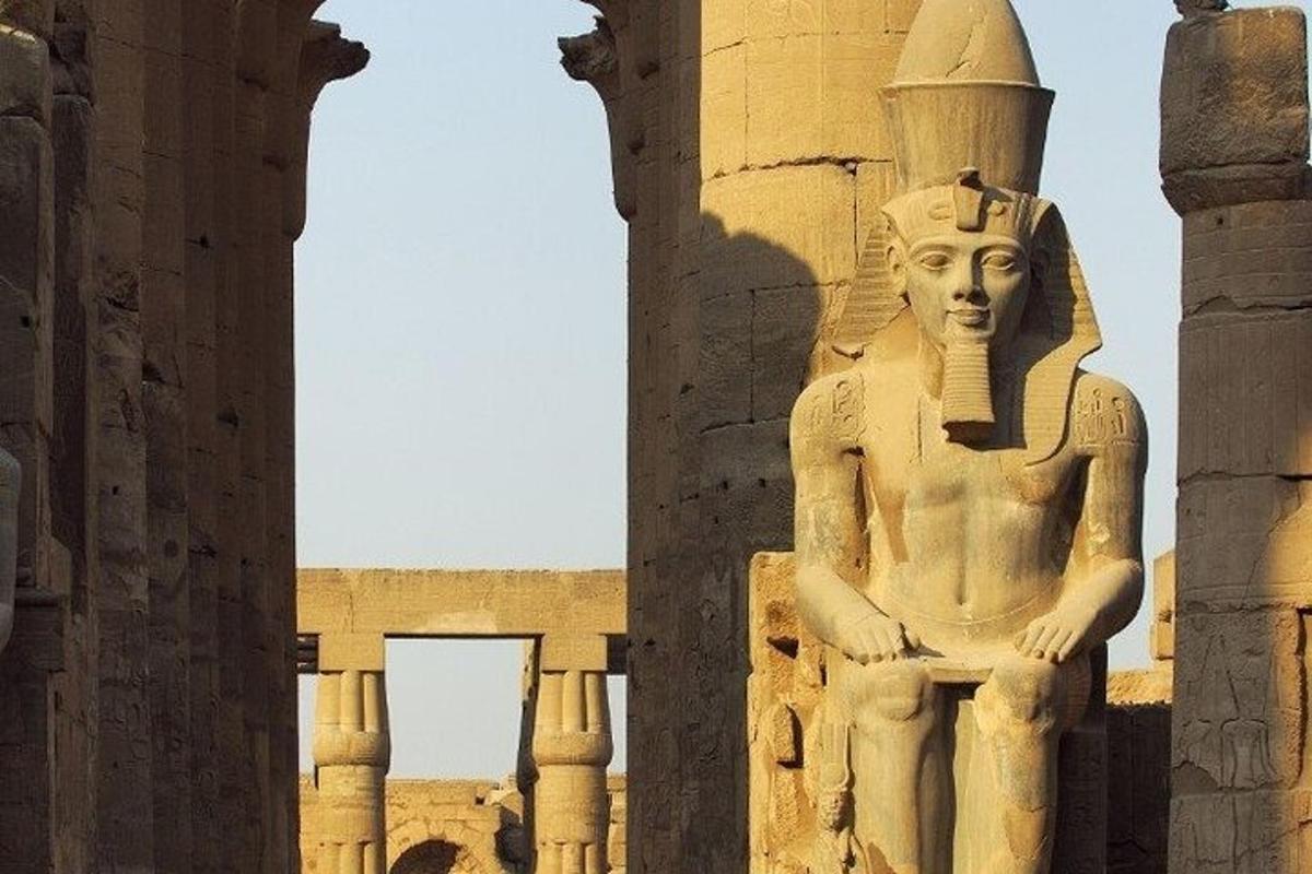 eine Statue von Anubis steht zwischen zwei Säulen