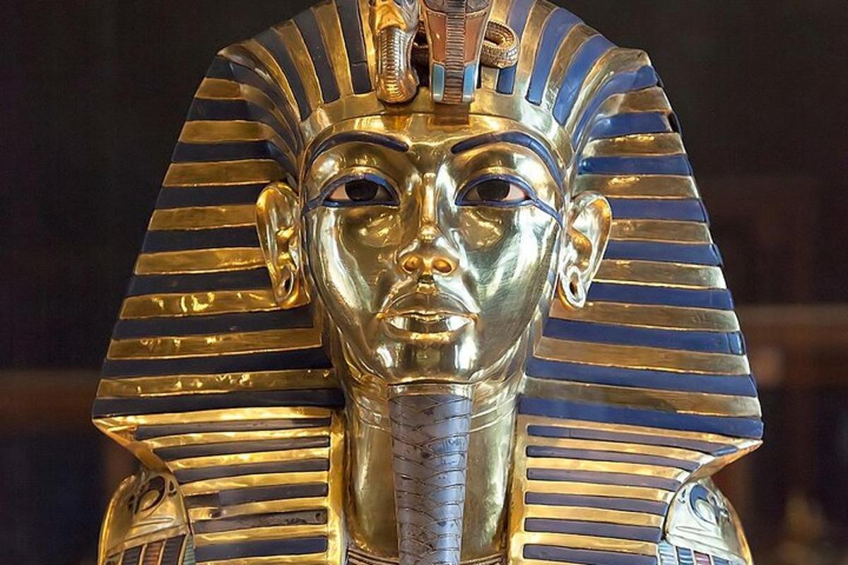 una estàtua daurada d'Anubis està exposada