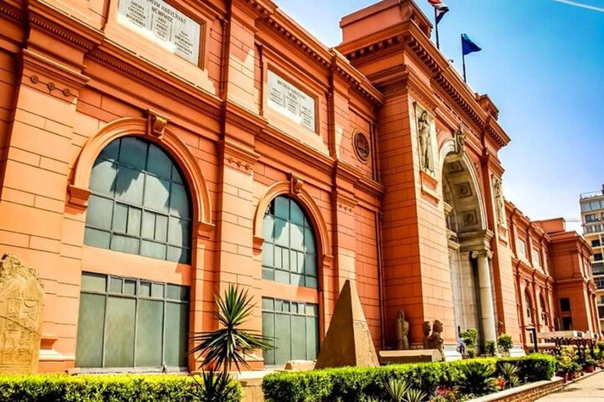 un edifici amb grans finestrals als costats