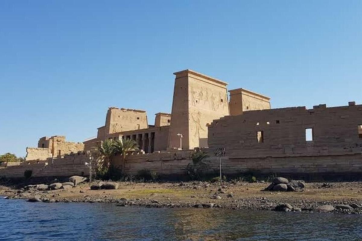 un grande edificio in mattoni accanto a uno specchio d'acqua