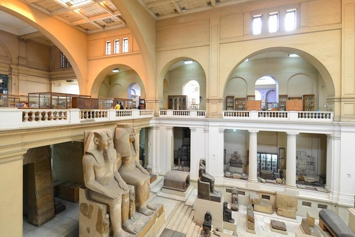 un museu amb una estàtua al mig