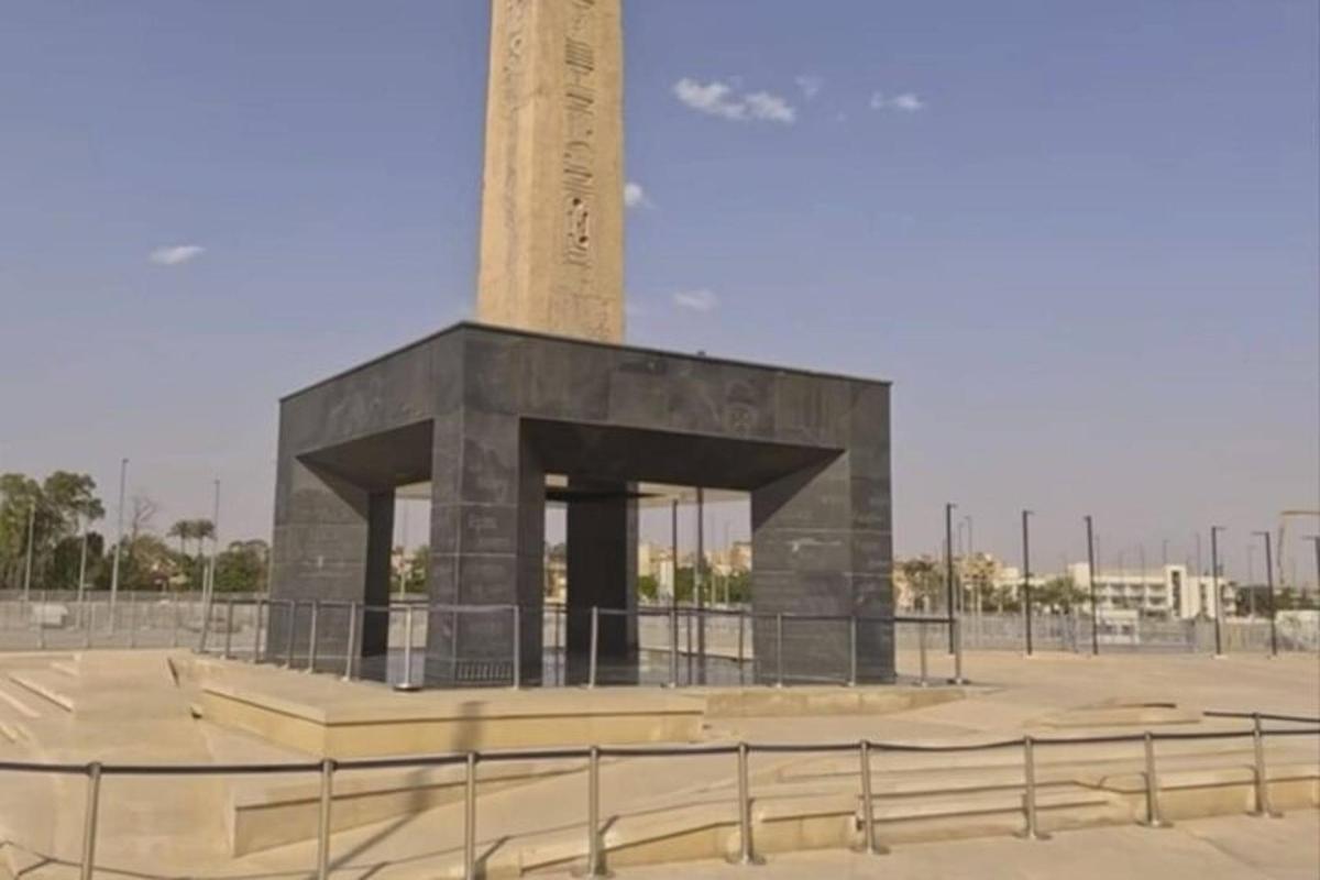 una torre dell'orologio in mezzo a un parcheggio