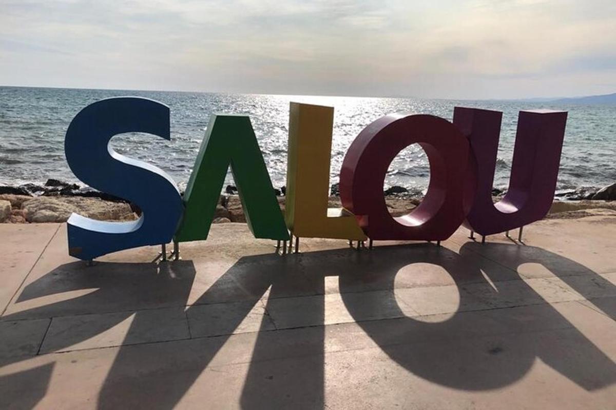 uma grande placa na praia perto do oceano