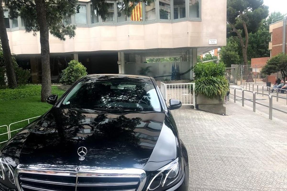 un'auto nera parcheggiata davanti a un edificio