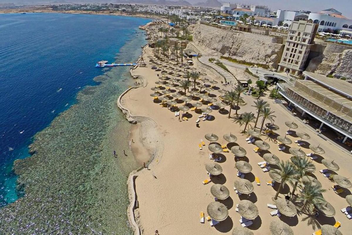 zračni pogled na plažu sa suncobranima i ocean