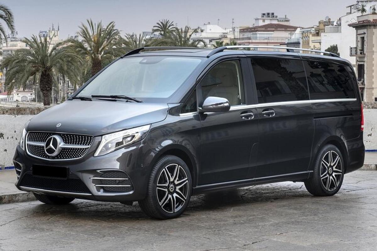 Ένα μαύρο μίνιβαν Mercedes Benz παρκαρισμένο σε ένα πάρκινγκ