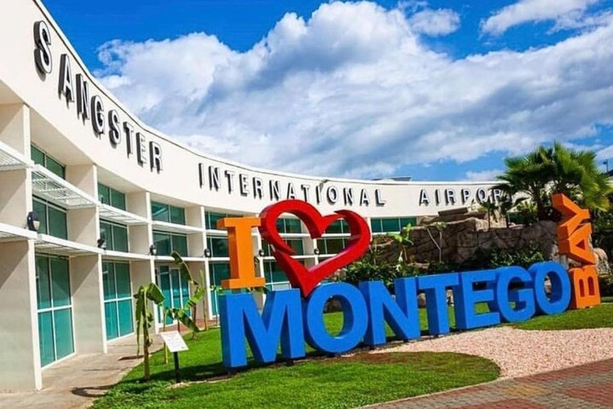 un cartello davanti a un edificio con un cuore