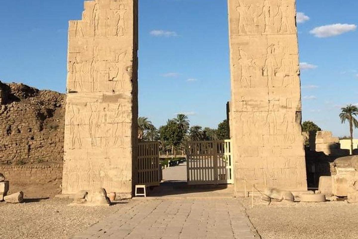 een poort in een gebouw met twee hoge torens