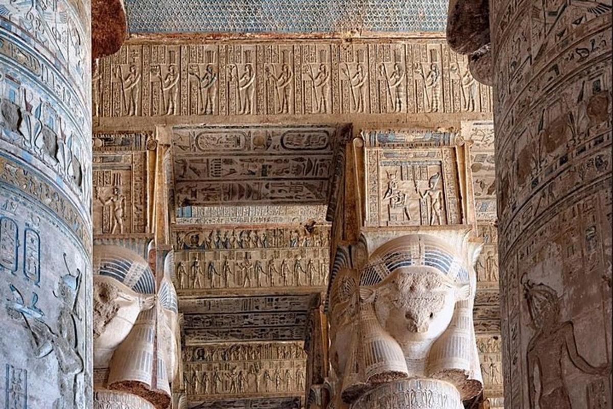 forn bygging með hieroglyfjum á veggjunum