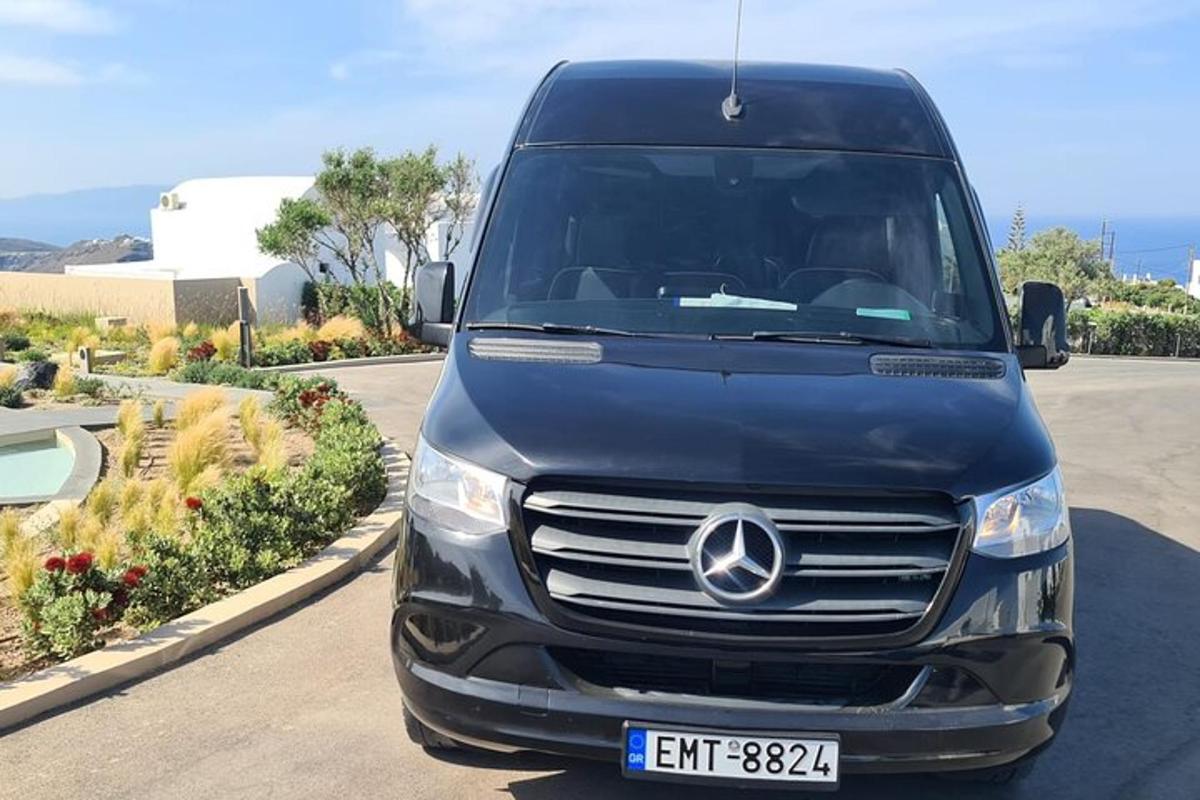 en blå varebil parkert på en parkeringsplass