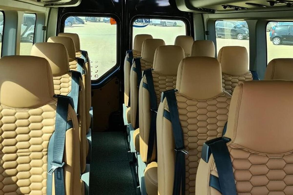una fila di posti vuoti in un autobus
