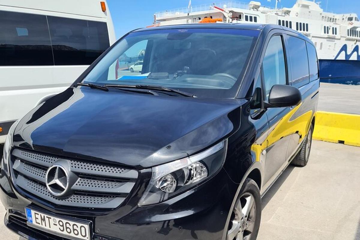 un furgone Mercedes Benz parcheggiato accanto a un traghetto