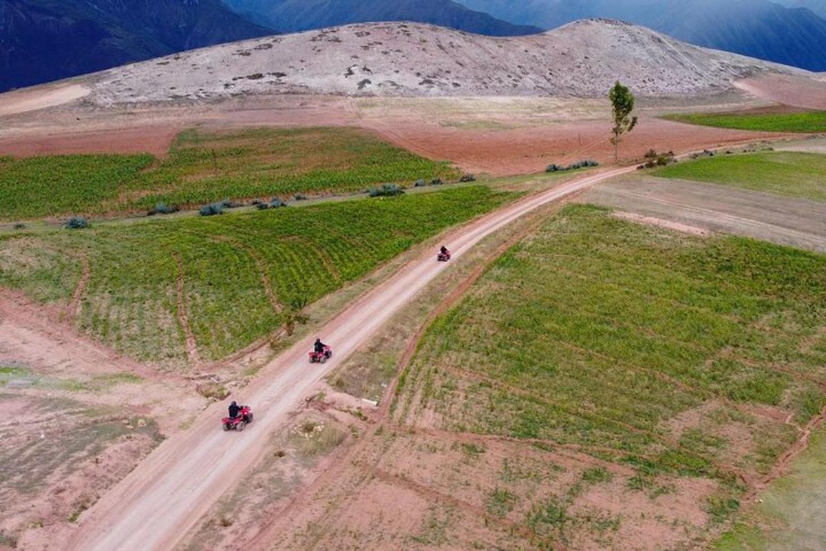 dues persones que conduïen motocicletes per un camí de terra