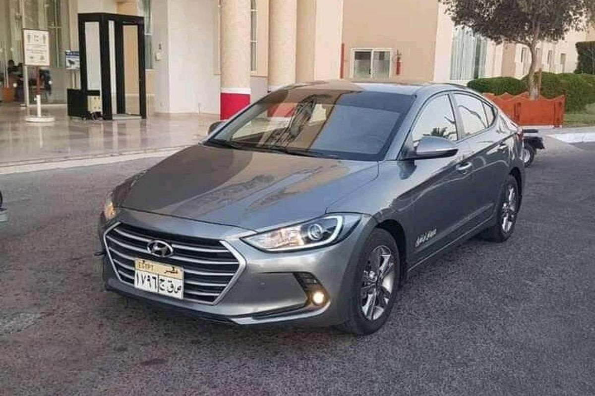 strieborné auto zaparkované pred budovou