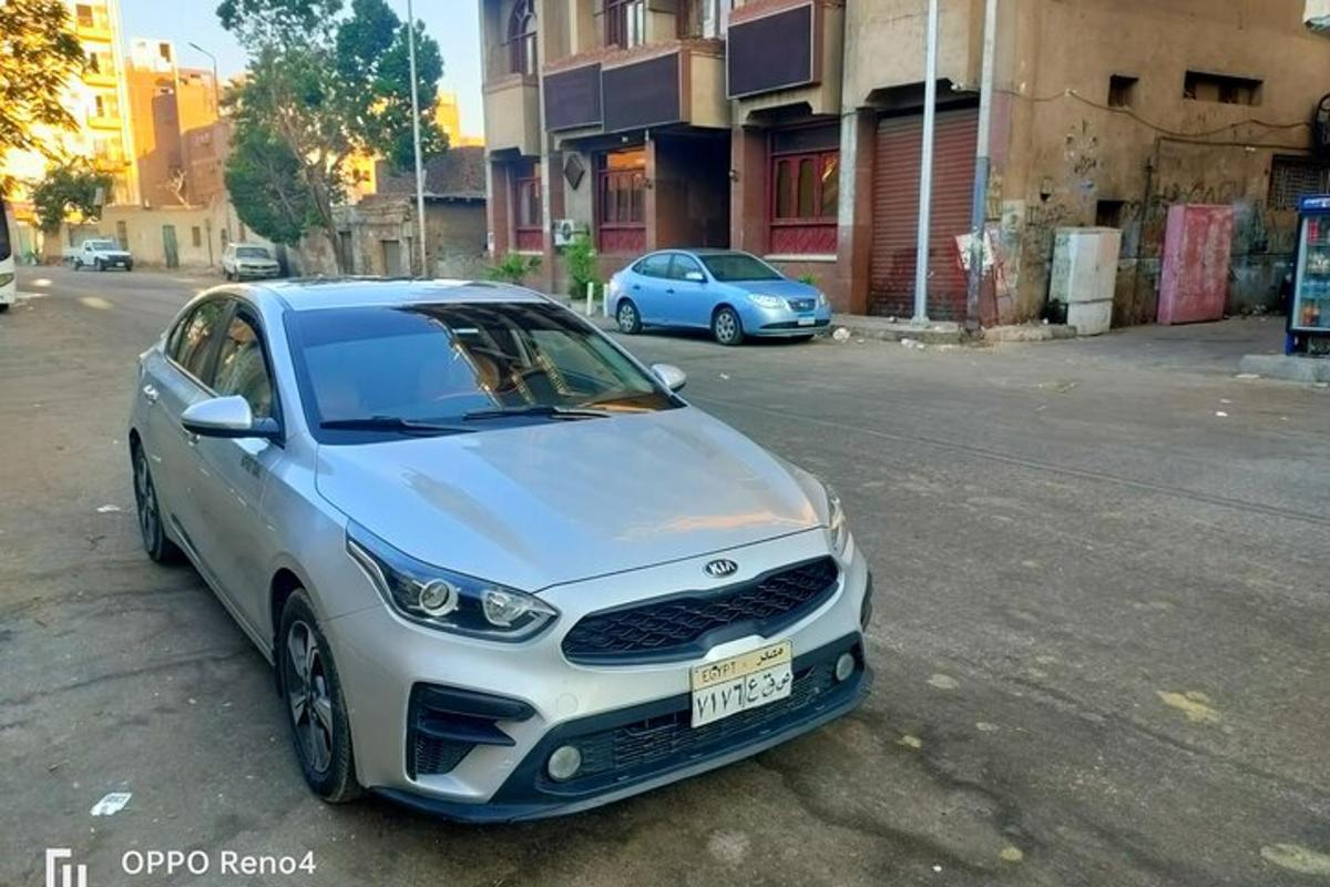 strieborné auto zaparkované na kraji ulice