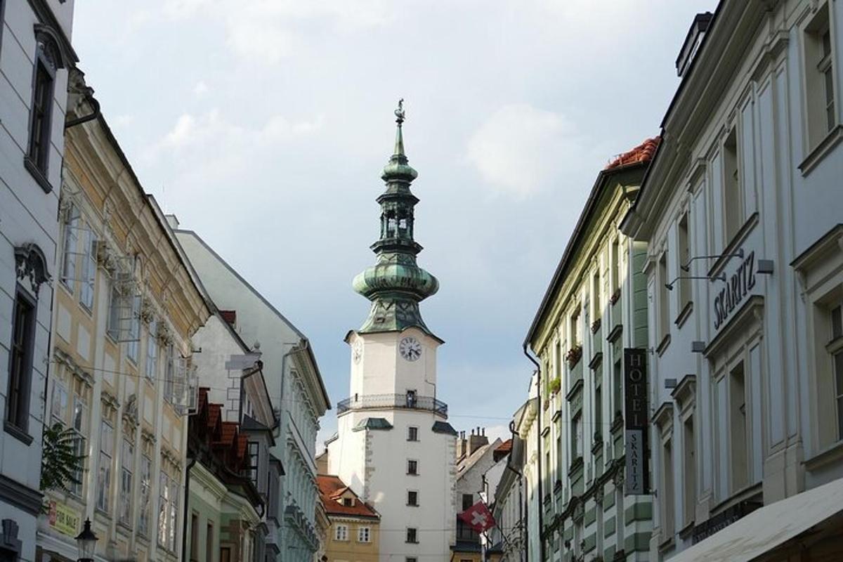 hodinová věž uprostřed ulice
