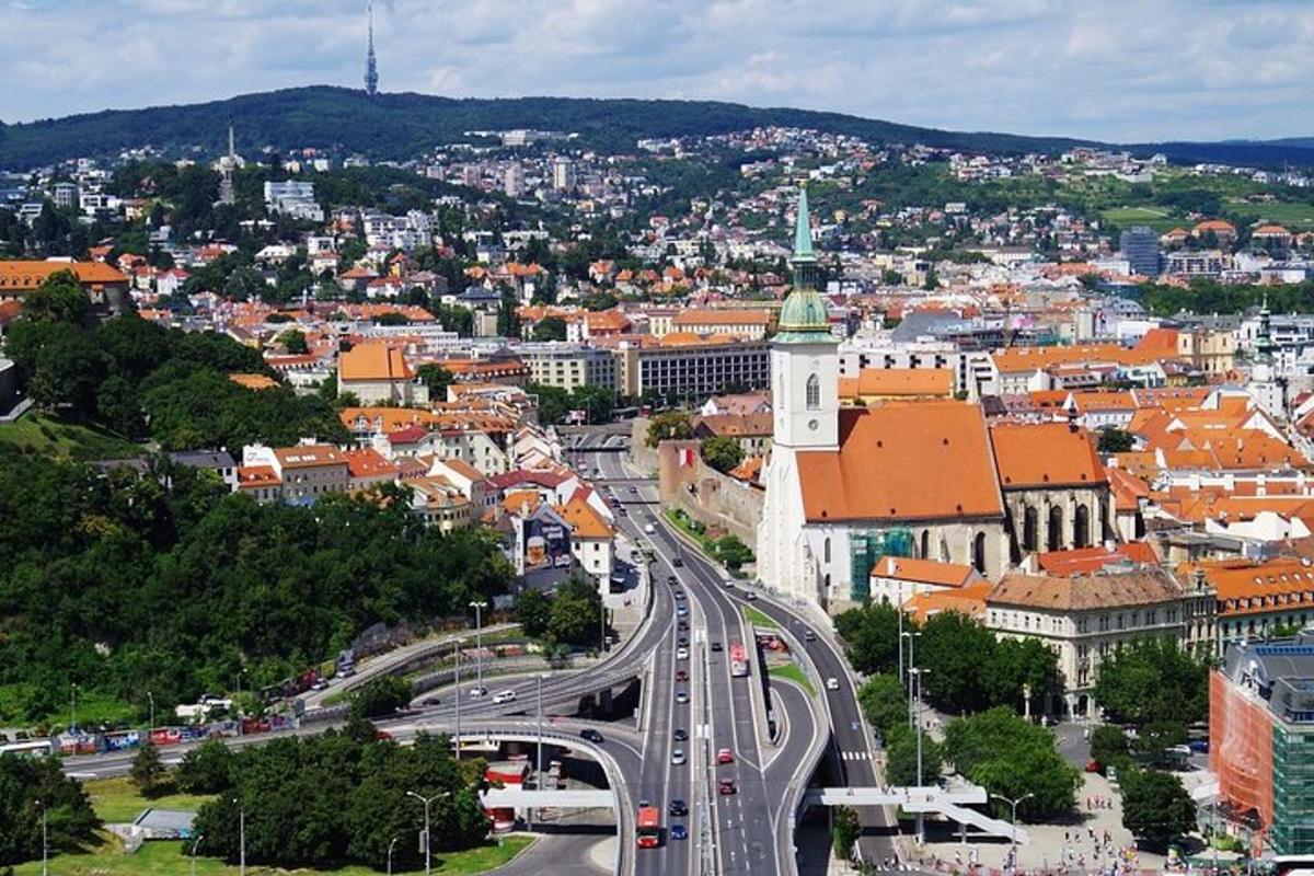 pohled na město s ulicí a budovami